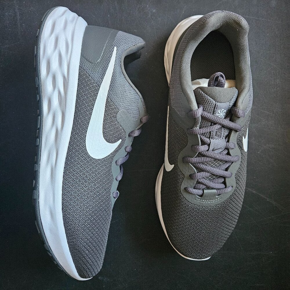 NWT Nike Men's Revolution 5 Flyease Running Shoe Size 8.5 W Grey/ White